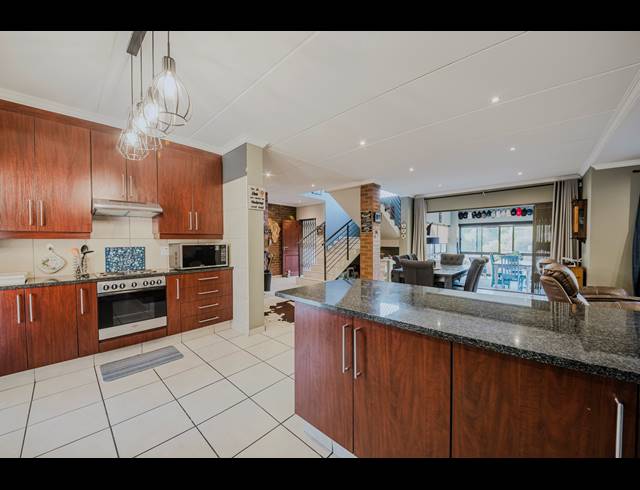 3 BEDROOM TOWNHOUSE FOR SALE IN RUIMSIG COUNTRY ESTATE
